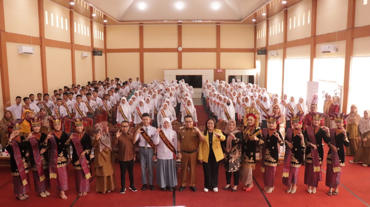 Suasana Pengukuhan Duta Keterbukaan Informasi Publik (KIP) di Aula SMAN 3 Kota Payakumbuh, , Selasa (30/4/2024).  